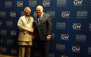 尤努斯教授獲頒喬治華盛頓大學校長獎章-1